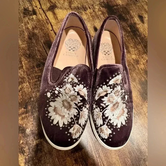 Vince Camuto | Brandia ladies slip on fashion sneakers. Size: 7.5W - Picture 2 of 14